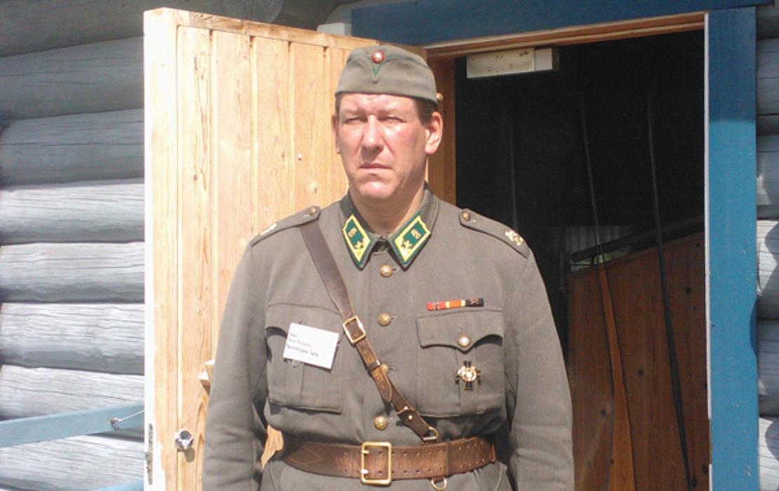 Taistelijan Talolla on kes&auml;aikana oppaana kenraalin unovormussa esiintyv&auml; sotahistorian harrastaja Jouni Per&auml;alho.